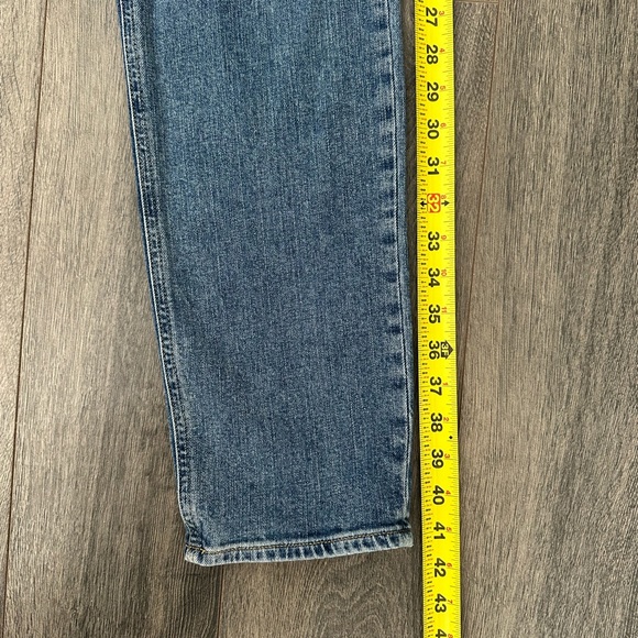 EUC Women’s Mid Rise Boyfriend Jeans Blue Denim Wash Old Navy Size 6 Tall - Picture 7 of 9